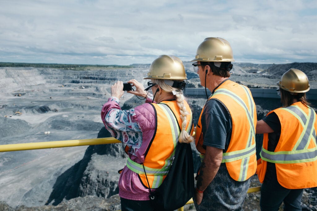 Visiteurs à la mine Canadian Malartic, près d'une fausse. 